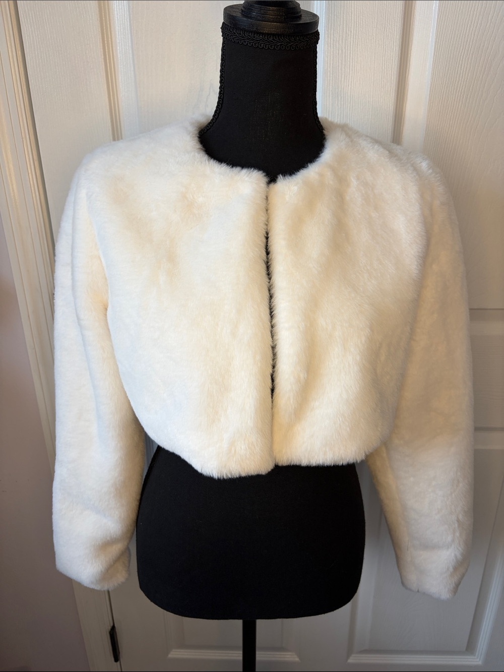 Windsor Ivory Cropped Very Soft Faux Fur Jacket size Small